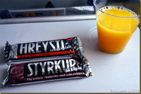 styrkur and hreysti with orange juice in the plane