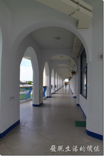 台東豐源國小-地中海造型學校。拱型的迴廊。