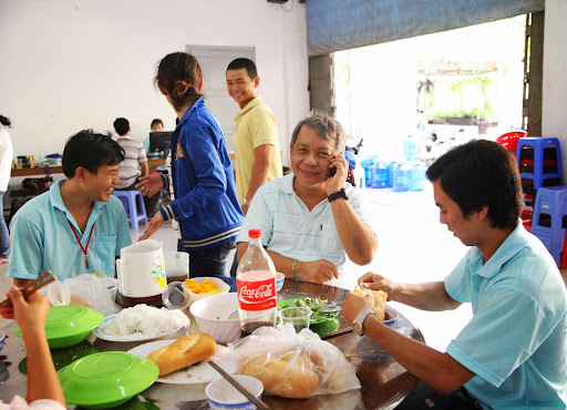 Các tình nguyện viên ăn trưa sau khi các thí sinh đã dùng bữa