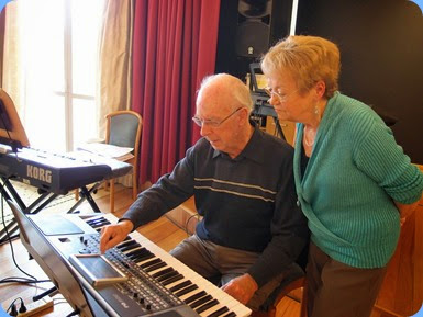 Peter Brophy setting-up his Korg Pa900 with Diane Lyons taking a keen interest as she has recently purchased one of these instruments. Photo courtesy of Dennis Lyons