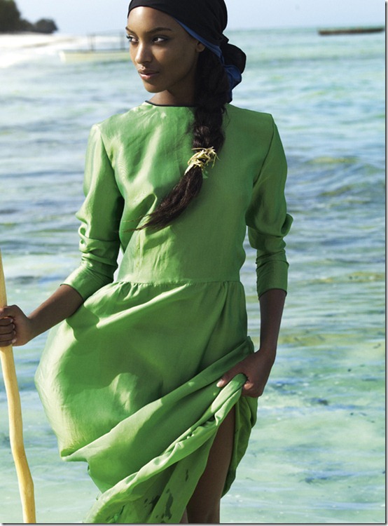 karmen-pedaru-jourdan-dunn-by-mario-testino-for-vogue-uk-march-2011-04