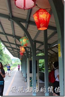 平溪車站的月台上也掛滿了天燈造型的吊燈，這在晚上看起來應該會格外漂亮吧！