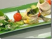 Rotolini di maccarello con spinacini, mandorle e zucchine