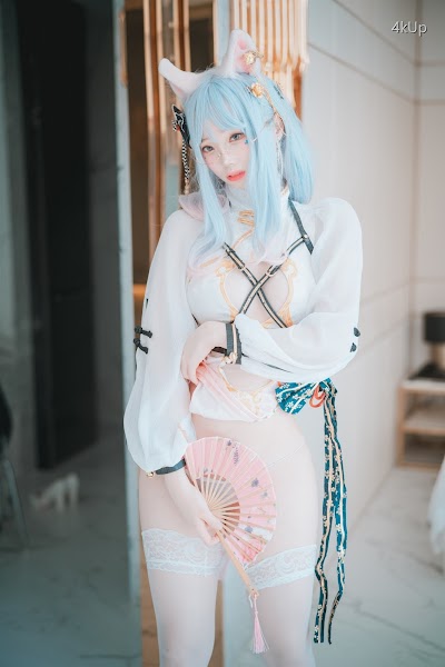 DJAWA Photo – Bambi (밤비) Le Chat Porte un Qípáo