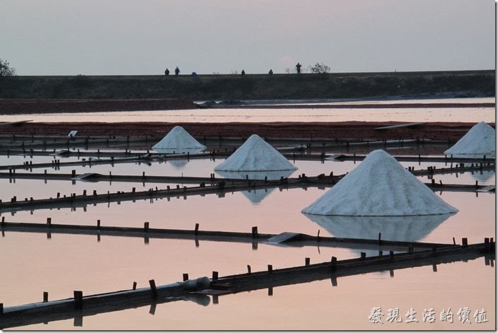 台南-2013井仔腳瓦盤送夕陽。這張是我拍到的2013年最後一抹夕陽。似乎沒有想像中的漂亮呢！