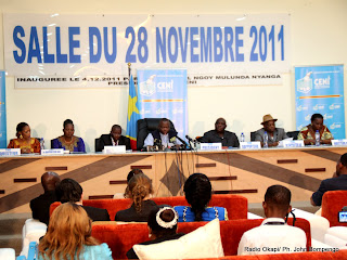  – En arrière plan, des membres du bureau de la Ceni le 6/12/2011 à Kinshasa, lors de la publication des résultats partiels de la présidentielle de 2011 en RDC. Radio Okapi/ Ph. John Bompengo