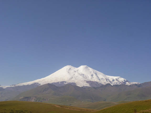 À 2000 m près de Khasaut (Karachaiévo-Tcherkessie) :<br /><br /><br /><br /><br />
vue sur la face Nord de l'Elbruz. 17 août 2014. Photo : J. Marquet