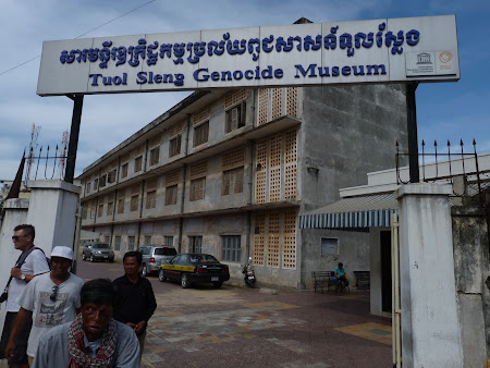 Khmerii rosii Phnom Penh: intrare in muzeu