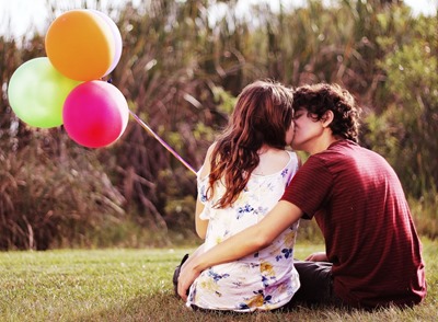 couple on the grass, kiss, balloons 162231