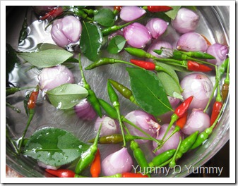 Kanthari Mulaku and Pearl Onions