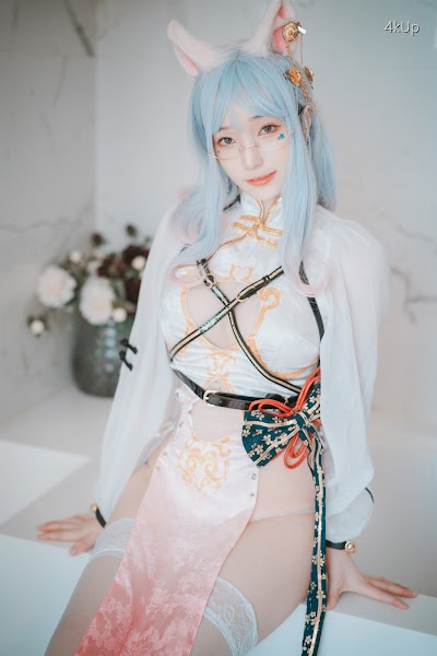 DJAWA Photo – Bambi (밤비) Le Chat Porte un Qípáo