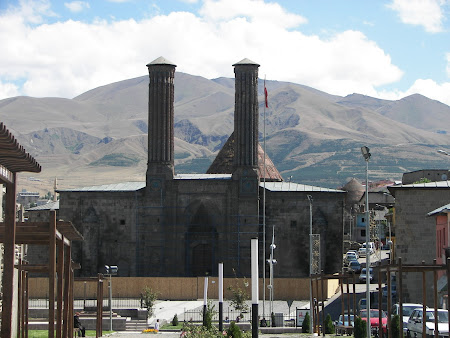 Obiective turistice Turcia: medersa cu 2 minarete Erzurum