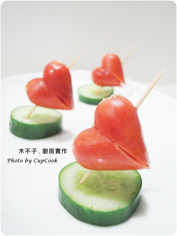 heart shape hot dog with cucumber