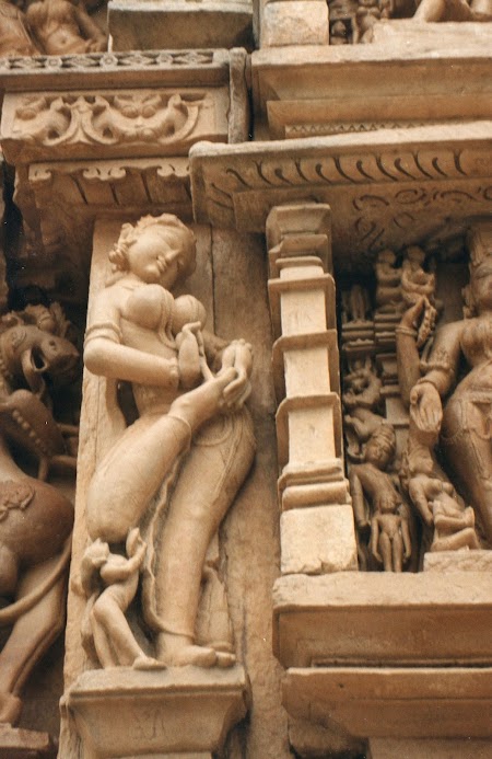 Statui Khajuraho: Fata scotand un ghimpe din talpa.jpg