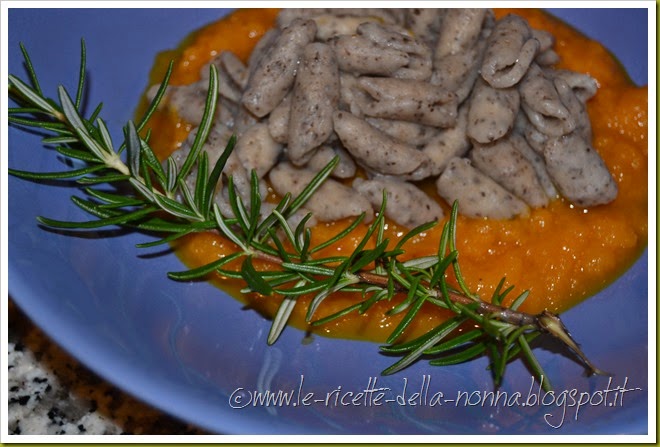 Cavatelli con farina di ceci neri in purea di carote e rosmarino (9)