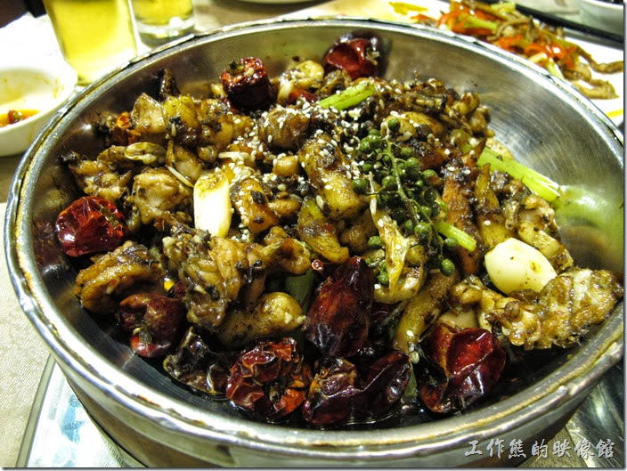 上海-干鍋居(貴州黔菜)。香鍋哇哇叫，RMB$79。口感及味道都不錯，聽說另外一道牛蛙料理更好吃。