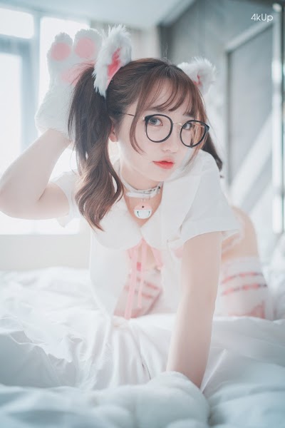 DJAWA Photo – Son Ye-Eun (손예은) Cute Pink