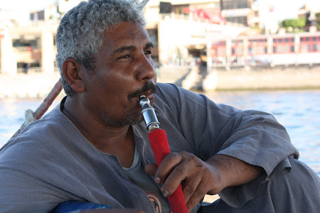 Imagini Luxor: Barcagiu fericit la o shisha
