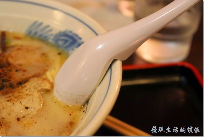 日本九州在地的好味道【熊本拉麵 こむらさき本店】。熊本拉麵的湯匙也很特殊，特別設計了一個卡榫可以讓湯匙掛在碗邊，避免湯匙整個掉到拉麵湯裡。
