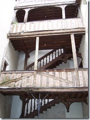 2004.08.28-039 escalier avec balcons à colombages