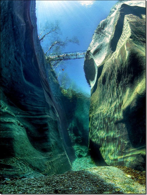 incredibly_clear_waters_of_the_verzasca_river_640_high_02