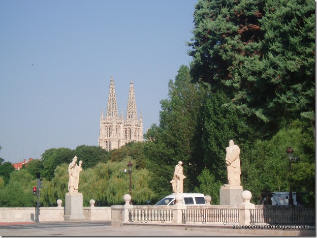 02-Burgos. Vista de las torres de la catedral desde P. de San Pablo - P7200360
