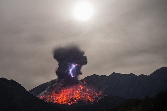 Vulcano em Erupção 02