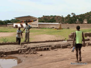 La clôture du Stade Sendwe, à Kalemie, au Katanga, écroulée par la pluie.