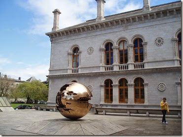 Dublin. Trinity College. Escultura Pomodoro - P5091063