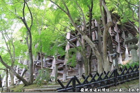 日本京都府-清水寺，這些木頭就是支撐住整個清水四大舞台的梁柱，三百多年前的日本當然沒有釘子可用，所以全部300多跟的梁柱，都是靠著卡榫定位支撐著。