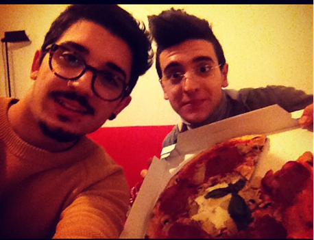 los hermanos Barone comen pizza