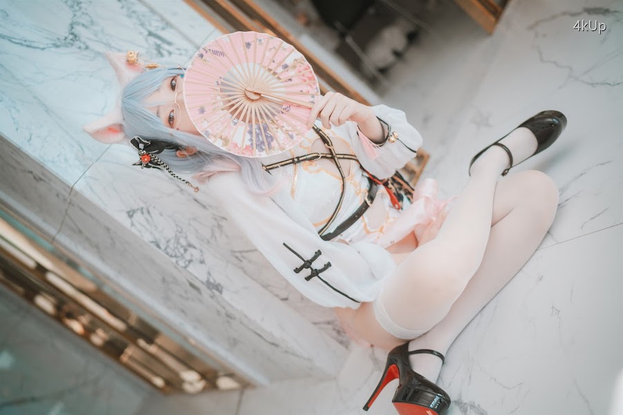 DJAWA Photo – Bambi (밤비) Le Chat Porte un Qípáo