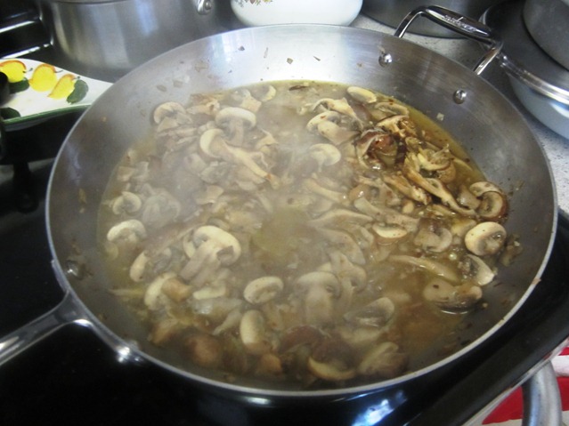 [creamy%2520mushroom%2520pasta%2520220%255B2%255D.jpg]