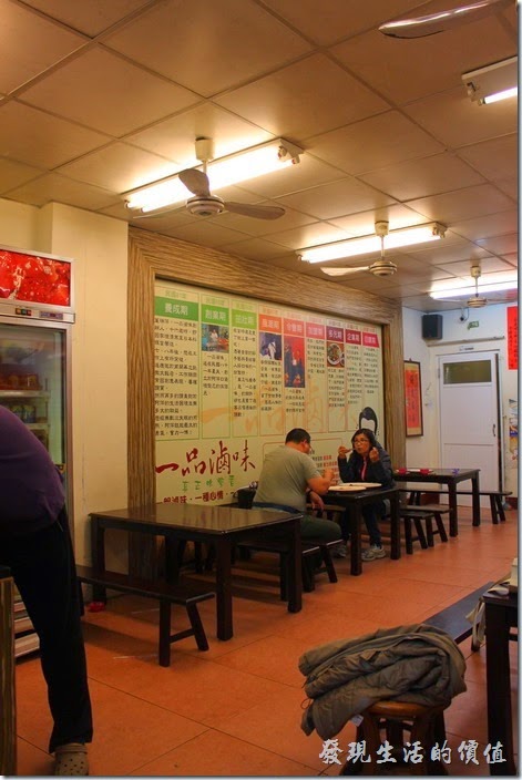墾丁一品滷味的店面，有座椅還有冷氣，在台灣這還是我第一個看到有店面的滷味攤。