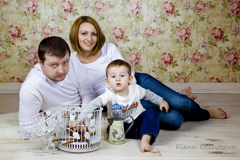 старше на полтора года