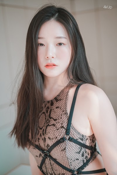 DJAWA Photo – Pia (피아) Black Cat & Gold Python