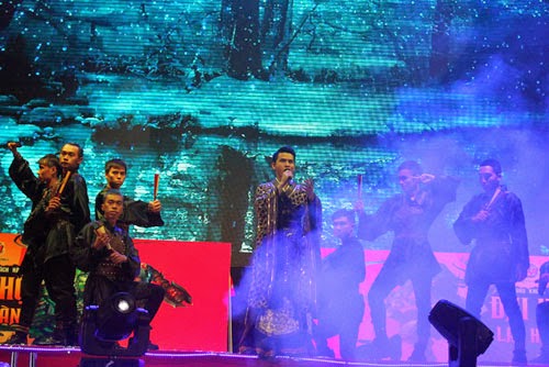 Quoc Thien va TCNQ trinh dien trong trang phuc cosplay doc dao 1.jpg