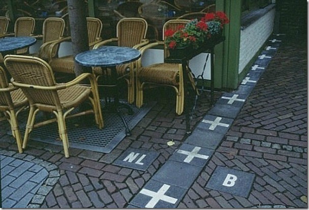 這間咖啡館剛好就位於荷蘭(NL)與比利時(B)的國界。