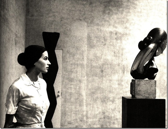 Eve Arnold_Silvana Mangano, Museum of Modern Art, New York City, 1956