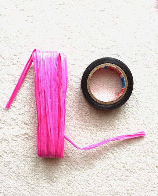 Geschenkschnur in pink und Klebeband in schwarz Geschenkschnur in pink und Klebeband in schwarz