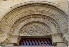 Crismón de la entrada de San Pedro el Viejo - Huesca