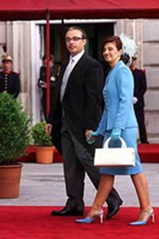 El periodista Alfredo Urdaci junto a su esposa