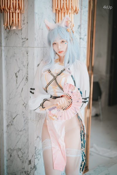 DJAWA Photo – Bambi (밤비) Le Chat Porte un Qípáo