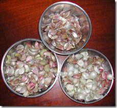 Red and white garlic varieties are separated for planting