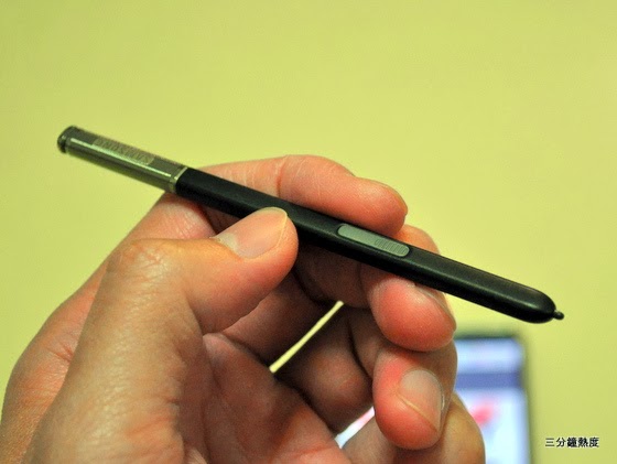 Galaxy Note 3 的筆是方的，不好握