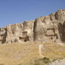 74 - Tumbas de los aquemenidas (Jerjes, Artajerjes y DarioI) en Naskhe-Rustem