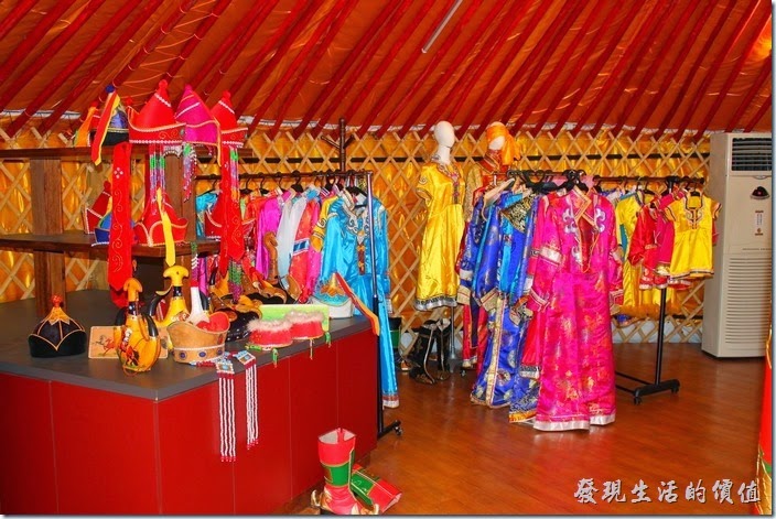 台南-台灣咖啡文化館。大帳蒙古包內有許多色彩鮮艷的傳統蒙古服飾。