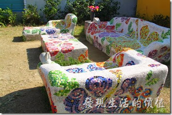 台南-土溝村。磁磚砌成的石桌石椅，是許多遊客喜愛乘坐的景點之一，但夏日豔陽之後的熱度可是會讓人不敢領教的。
