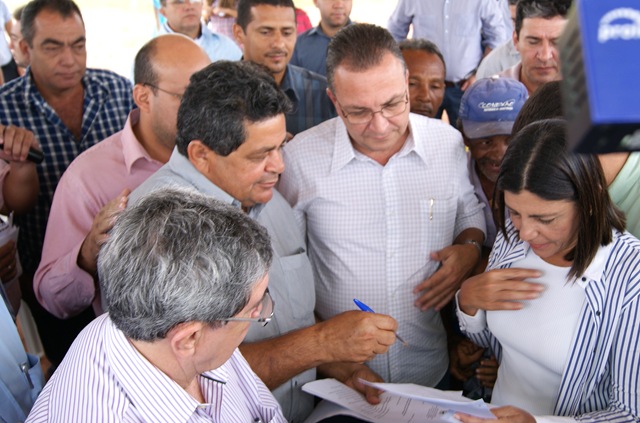 [C%25C3%25A2mara%2520protocola%2520documento%2520de%2520reivindica%25C3%25A7%25C3%25B5es%2520junto%2520%25C3%25A0%2520governadora%255B7%255D.jpg]