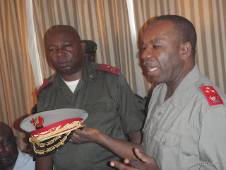 Le chef d'état major général Didier Etumba montre les nouveaux insignes militaires aux officiers FARDC